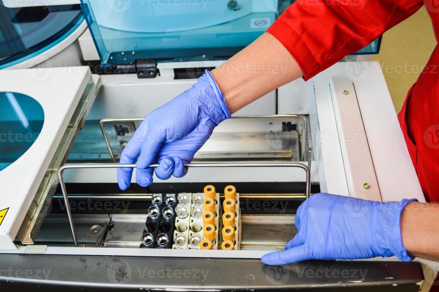 científico o médico en bata de laboratorio sosteniendo tubo de ensayo con reactivo, mezclando reactivos en matraz de vidrio, cristalería que contiene líquido químico, investigación de laboratorio y prueba de microscopio foto