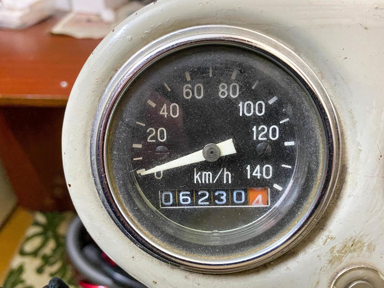 viejo velocímetro redondo retro vintage con durmiente en kilómetros por hora. dispositivo de medición de la velocidad de conducción foto
