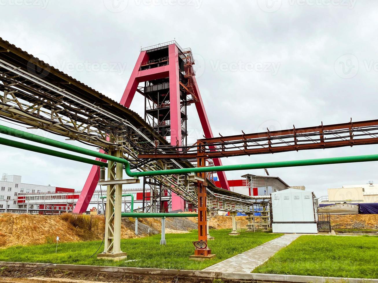 sitio de construcción. en la mina hay una grúa subterránea roja, grande y de metal. junto a un gasoducto de metal. extracción de minerales mineros. uso de los recursos naturales foto