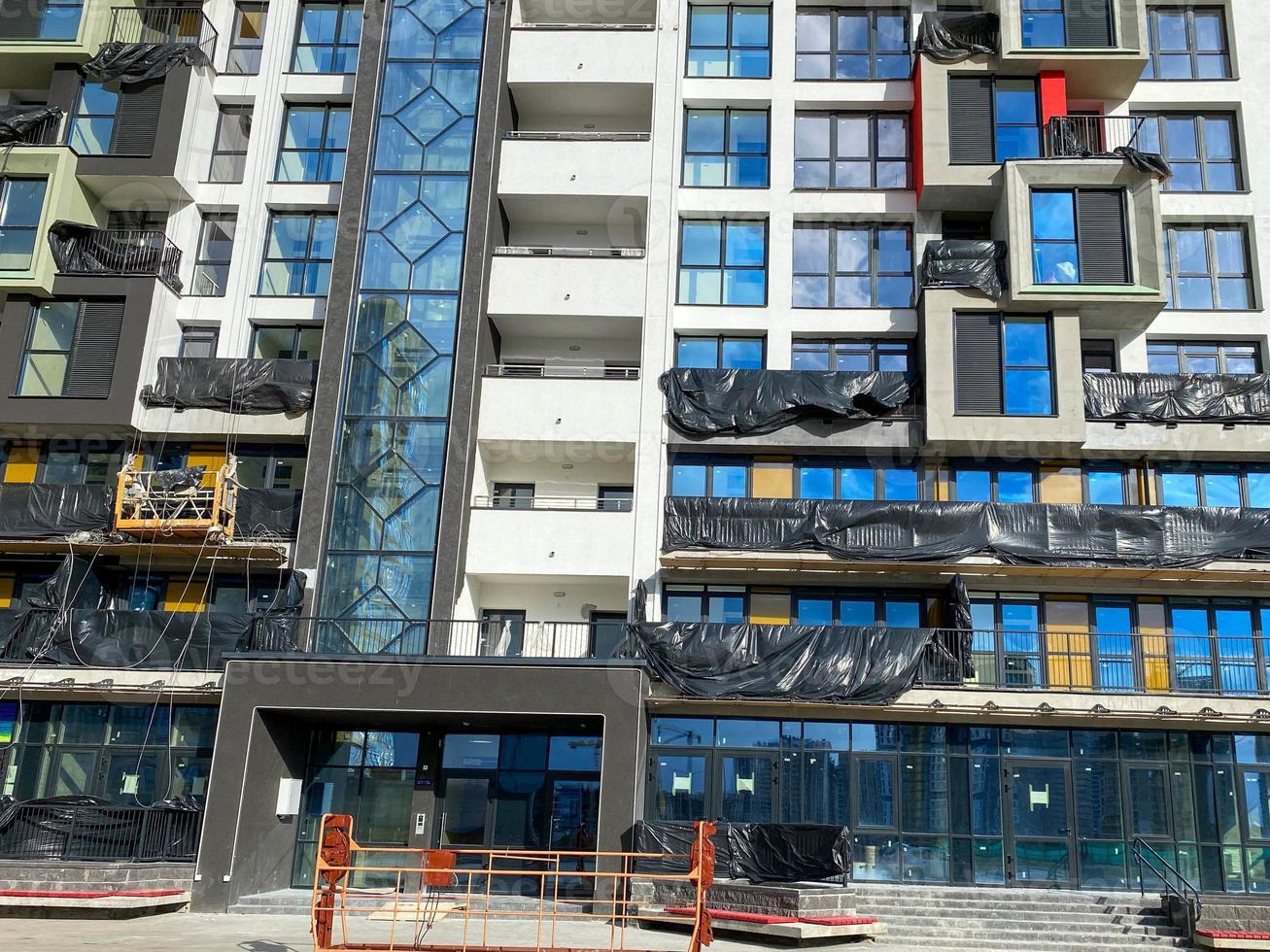 Construction cradle near the new lady of the new building in the film during the construction and renovation of the house with modern materials photo