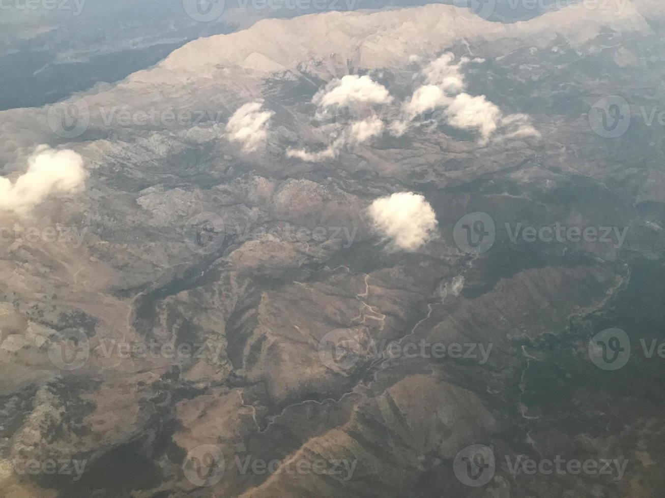 hermosa vista de las montañas desde la cima a través de las nubes foto