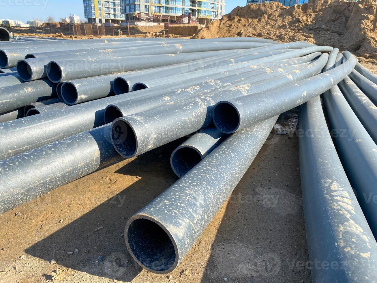 tuberías de agua de polietileno preparadas para colocar una para suministrar agua a la casa foto