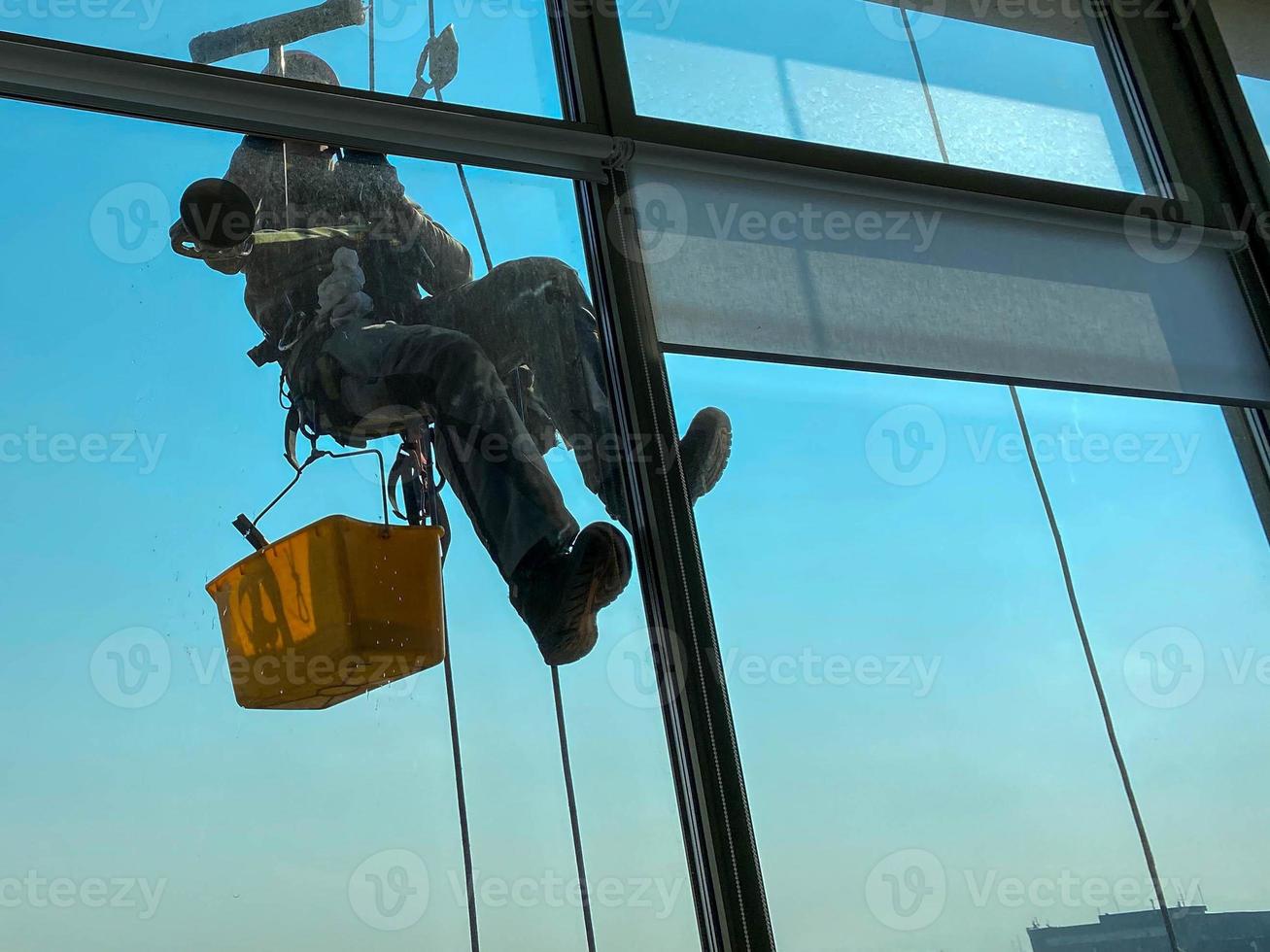 montañismo industrial, un hombre lava las ventanas de un edificio alto foto