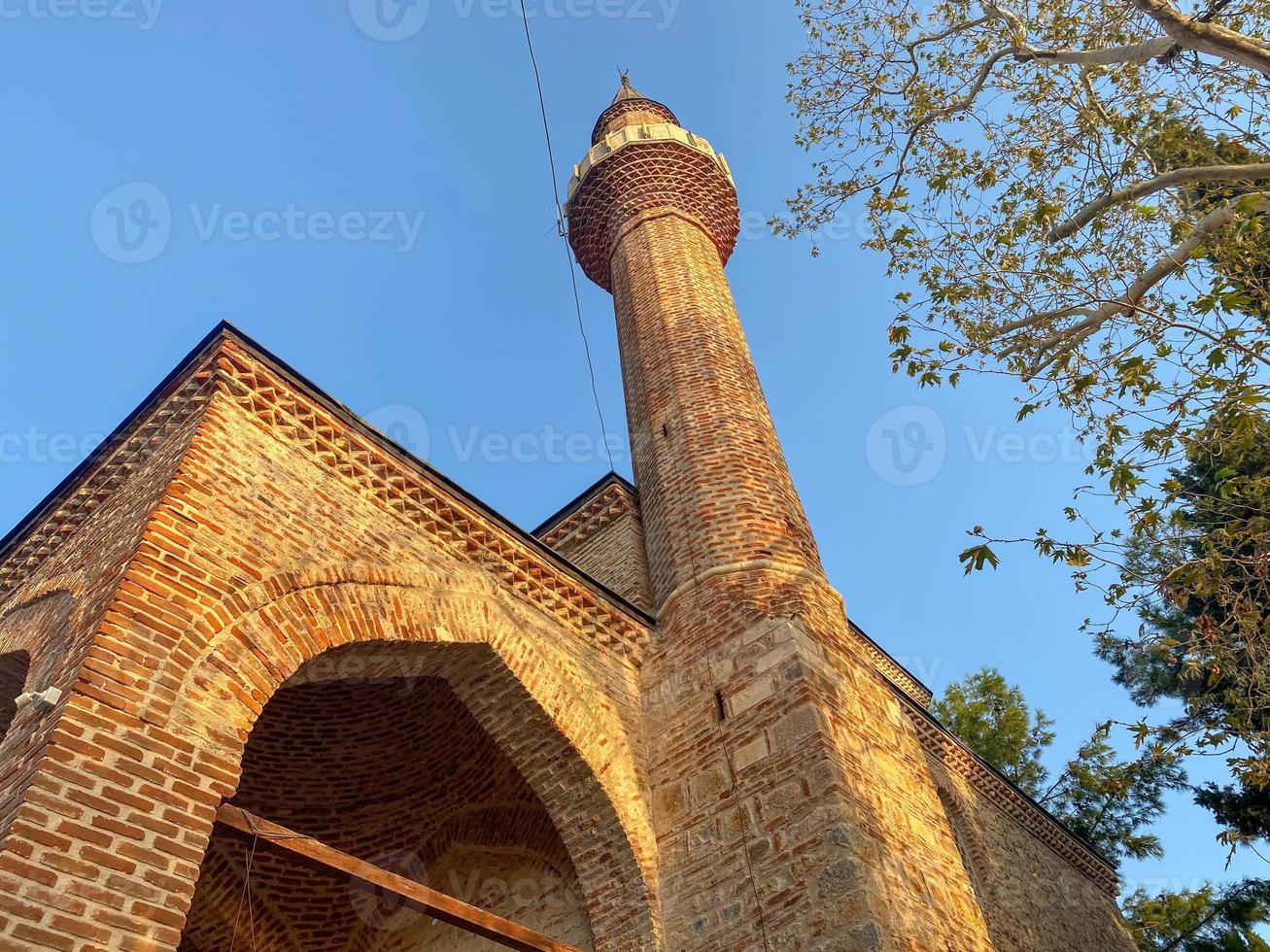 la mezquita islámica es una gran mezquita musulmana para las oraciones, un antiguo edificio de ladrillo antiguo con una torre alta en un cálido complejo turístico del sur del país tropical oriental foto