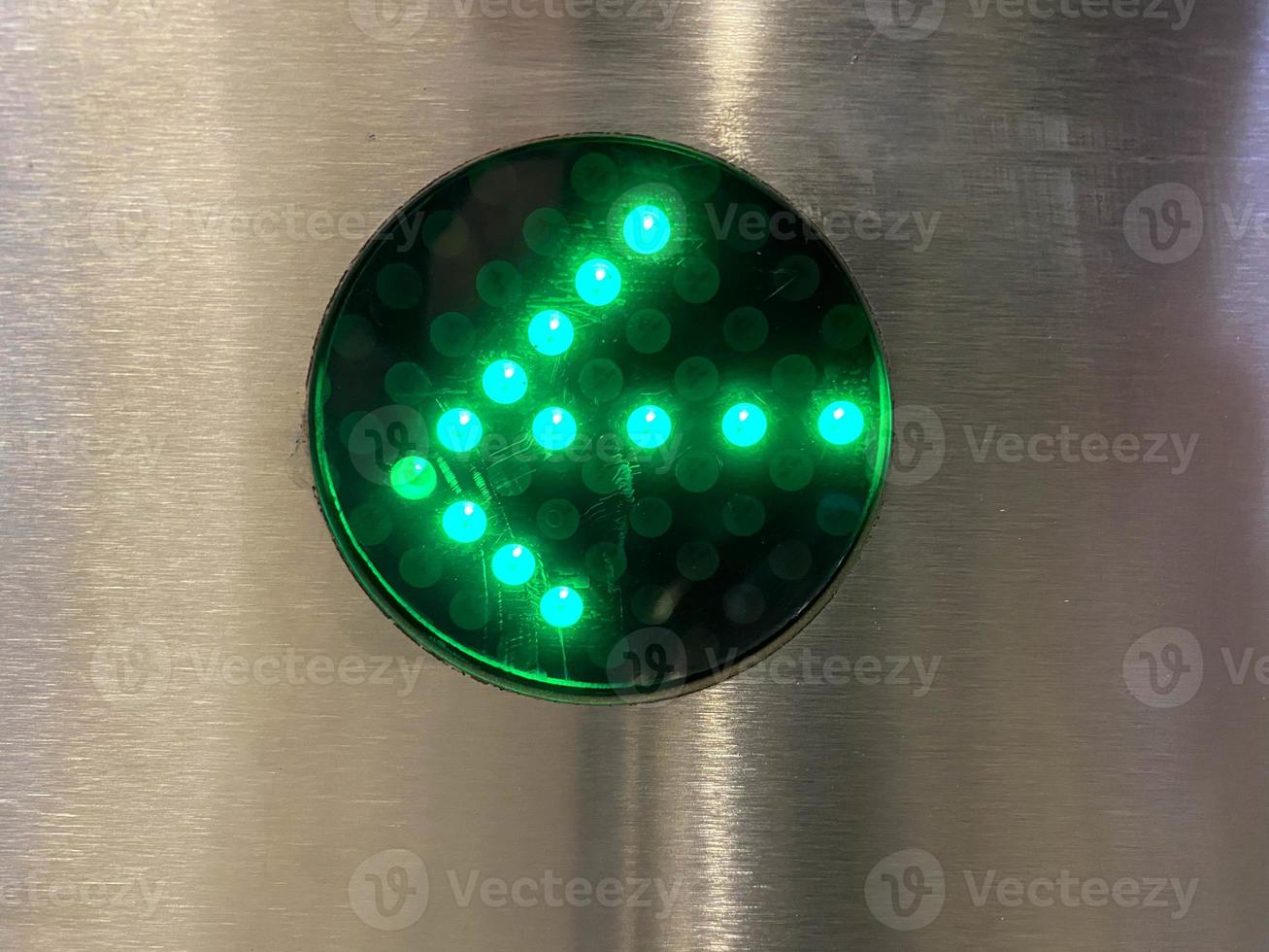 sistema de admisión automático con flecha led verde para entrar en el edificio y para subir y bajar en el metro o centro comercial y de ocio foto