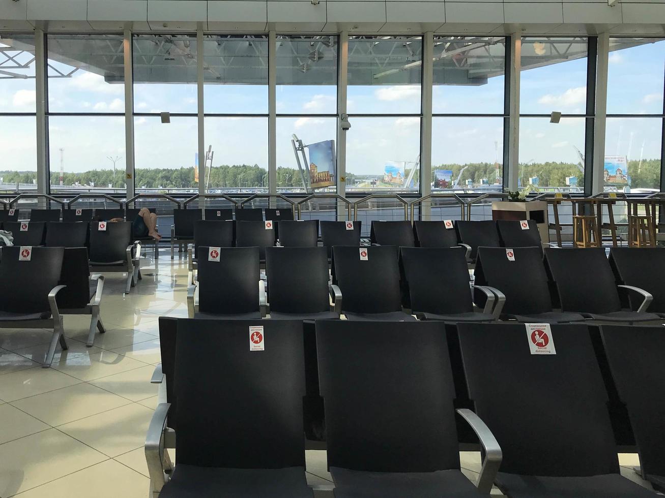 varios asientos negros en el aeropuerto. sala de espera foto