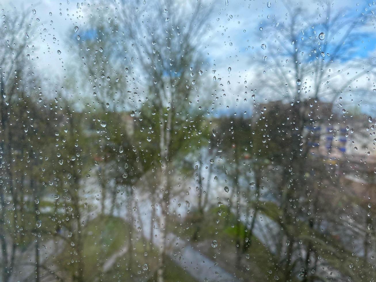 hermosa textura superficial de vidrio transparente húmedo en una ventana con gotas limpias y frías después de la lluvia. el fondo foto