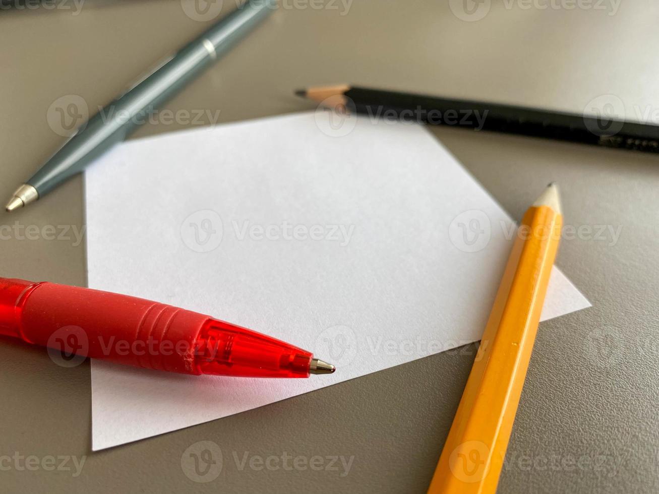 pequeños trozos cuadrados de papel para notas y notas en el escritorio de la oficina y bolígrafos con lápices. trabajo de negocios foto