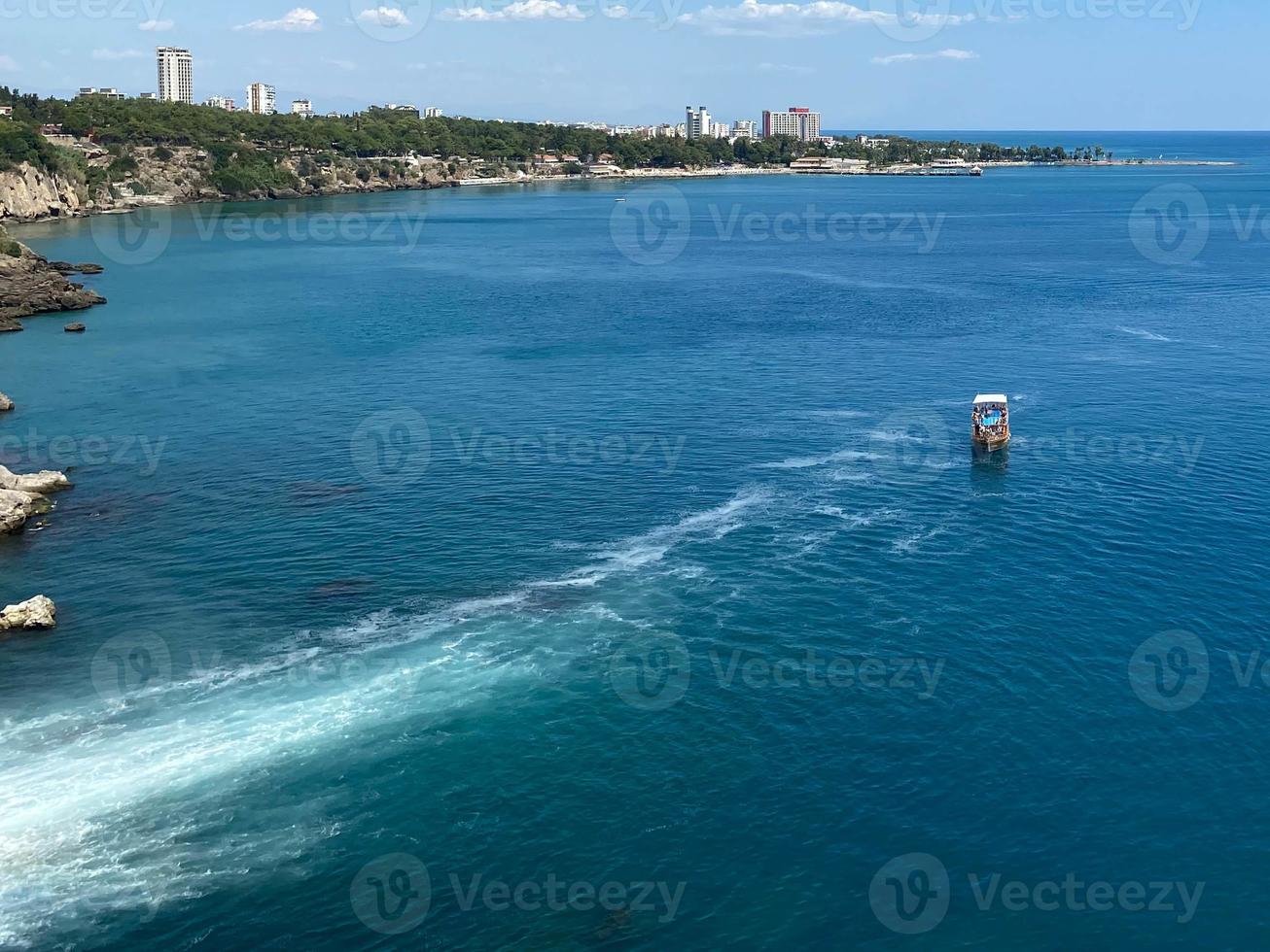 vista del resort con playa de arena y botes de motor flotantes foto