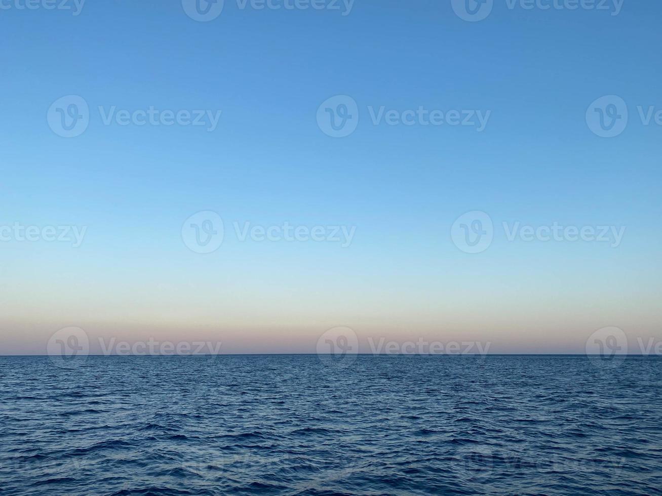 primer plano de la playa de arena de mar. paisaje de playa panorámica. inspirar el horizonte del paisaje marino de la playa tropical. naranja y dorado puesta del sol cielo tranquilidad tranquilo relajante luz del sol verano humor. banner de vacaciones viajes vacaciones foto