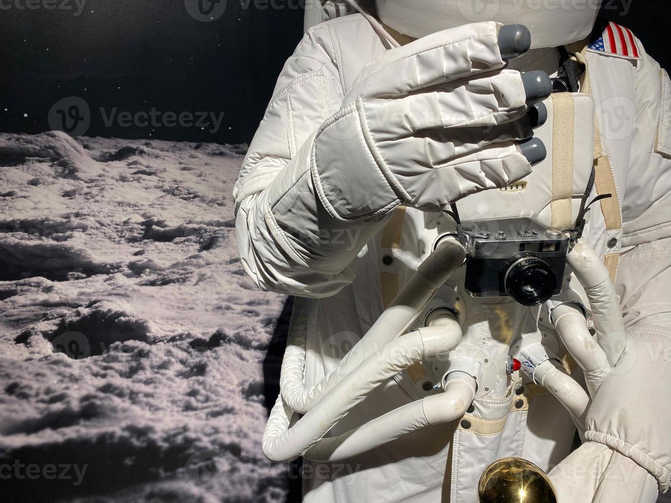 astronauta con una cámara hace una foto. los elementos de esta imagen proporcionada por la nasa foto