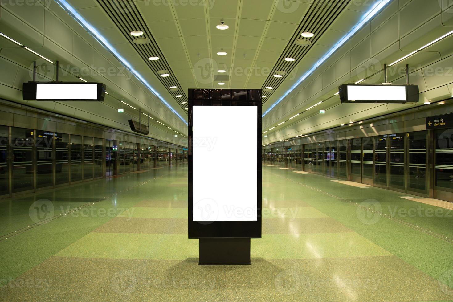 maqueta de cartelera en blanco del metro para mensajes de texto o contenido. foto