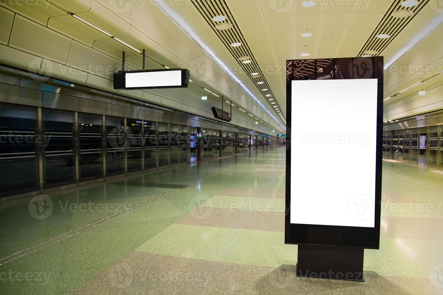 maqueta de cartelera en blanco del metro para mensajes de texto o contenido. foto