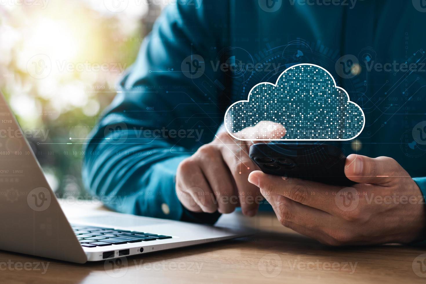 tecnología informática en la nube y almacenamiento en línea para ideas de redes empresariales informáticas conectadas a servicios de servidor de Internet para transferencia en la nube que se muestran en la futura red de datos. foto