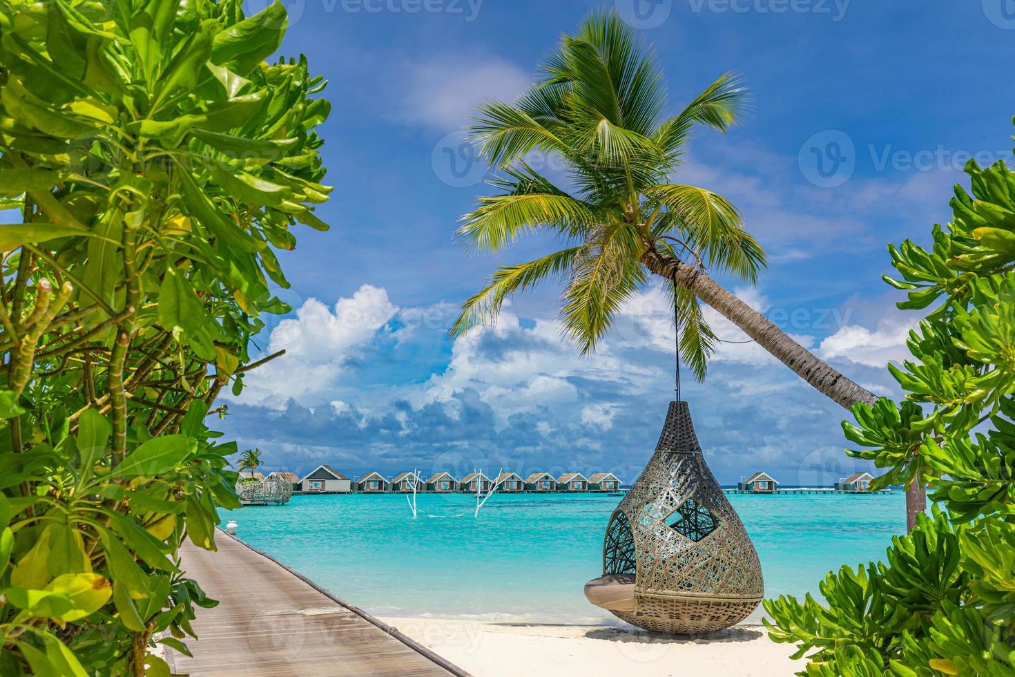 pareja de amor romántico columpiándose en la hermosa playa tropical de arena blanca, paisaje de vacaciones de verano y concepto de fondo de viaje. playa exótica escénica, increíble naturaleza cielo azul, bahía de mar soleada orilla de arena blanca foto