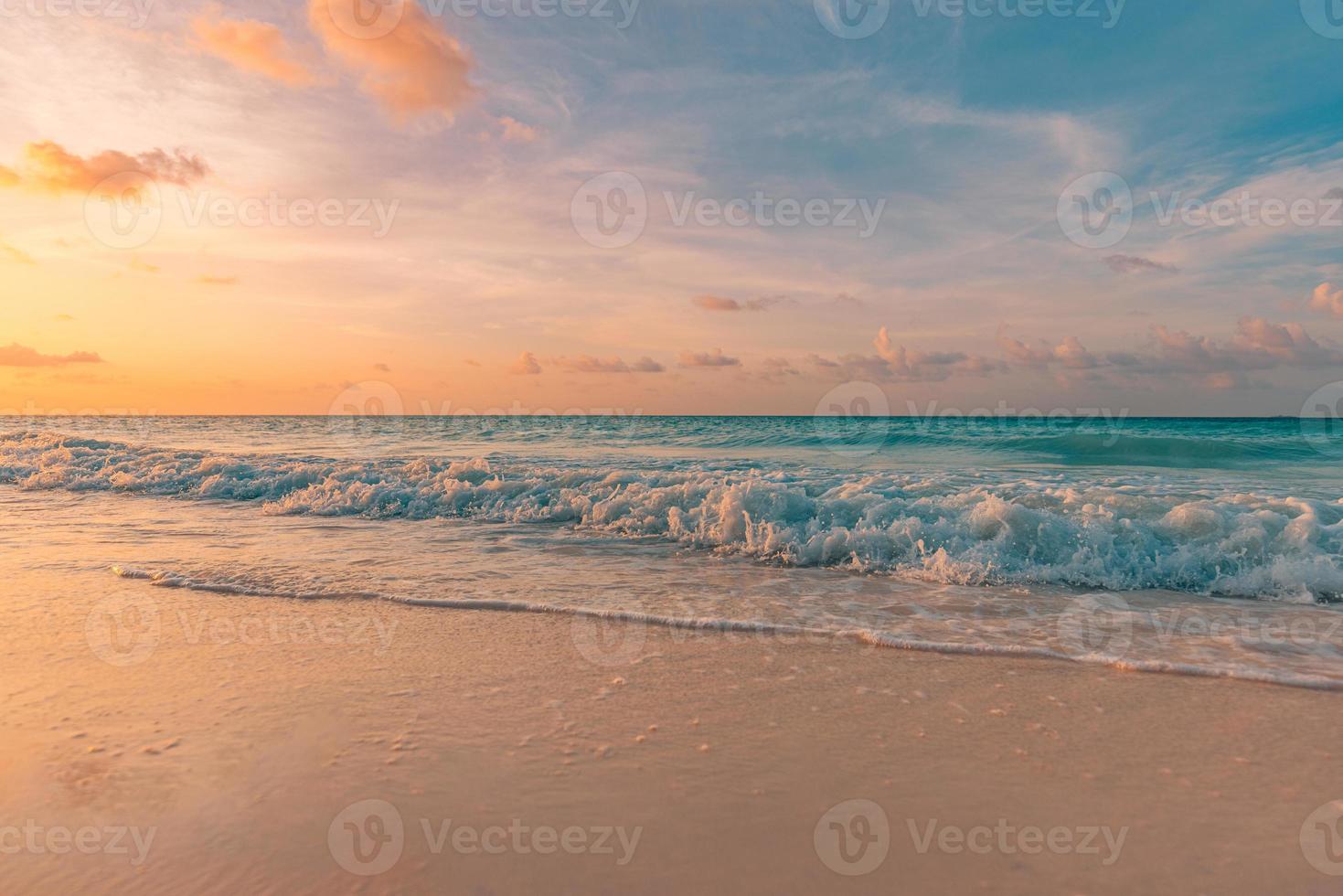 primer plano de la playa de arena de mar. hermoso paisaje de playa. inspirar el horizonte del paisaje marino de la playa tropical. soñador atardecer cielo tranquilo tranquilo relax atardecer verano estado anímico. energía positiva, meditación isla tropical de verano foto