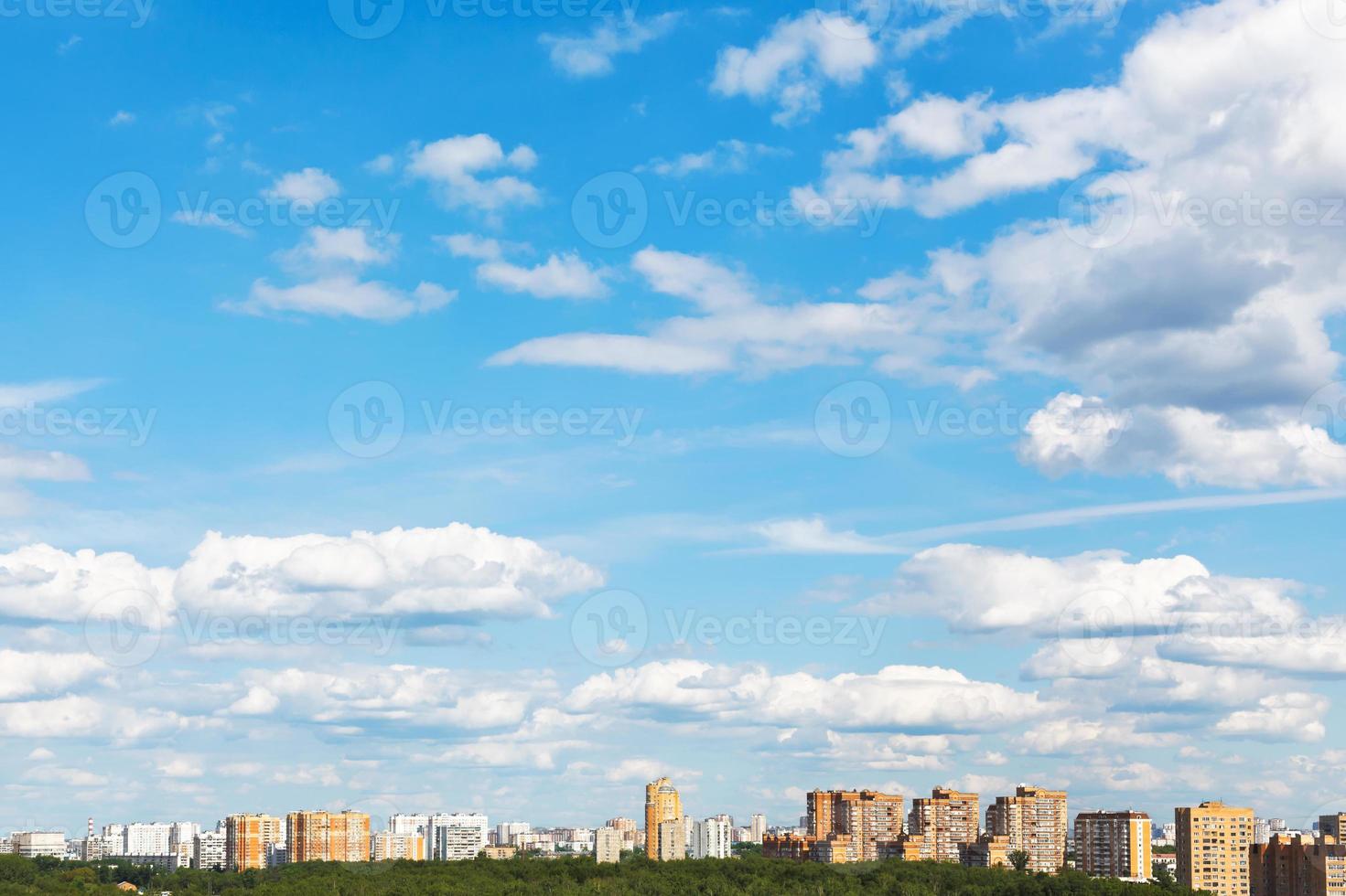 calle urbana bajo un cielo azul con nubes esponjosas foto