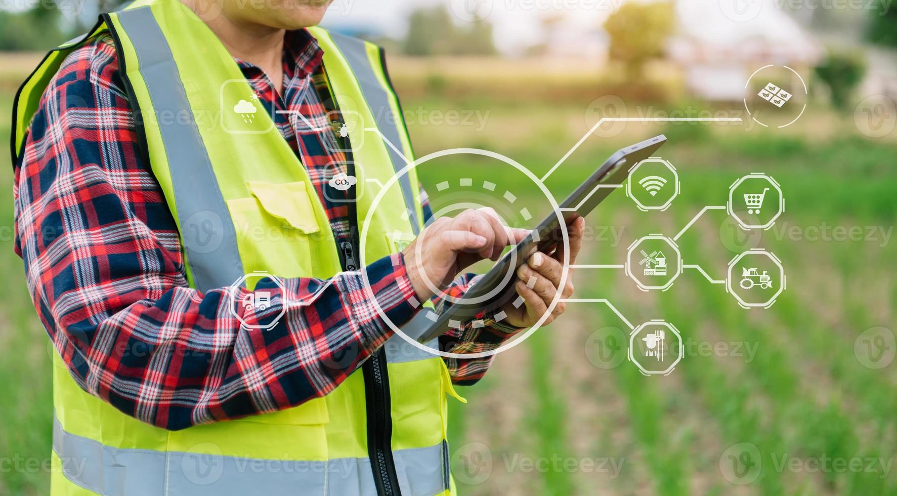 agricultor inteligente que utiliza la aplicación por conceptos de teléfonos inteligentes tecnología agrícola moderna e icono visual. foto