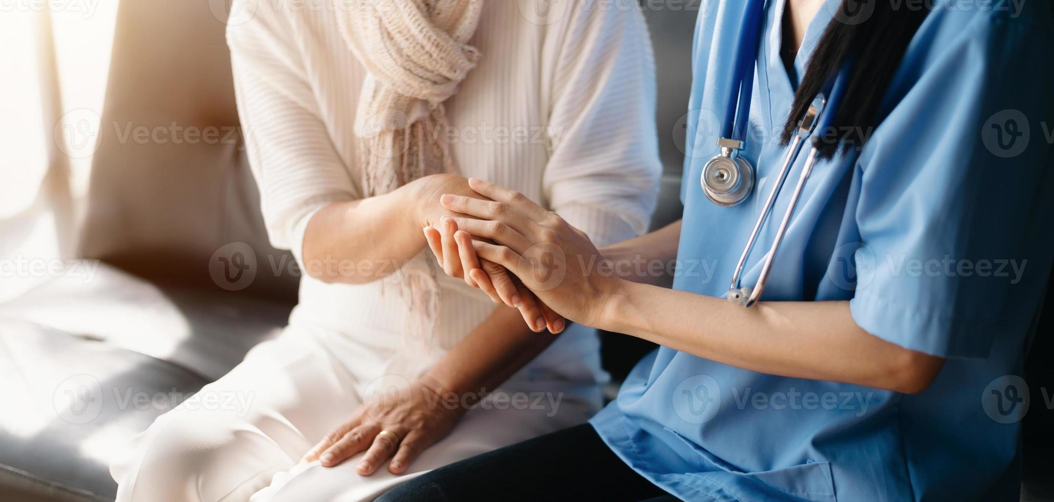 amable enfermera junto con una anciana en el hospital foto