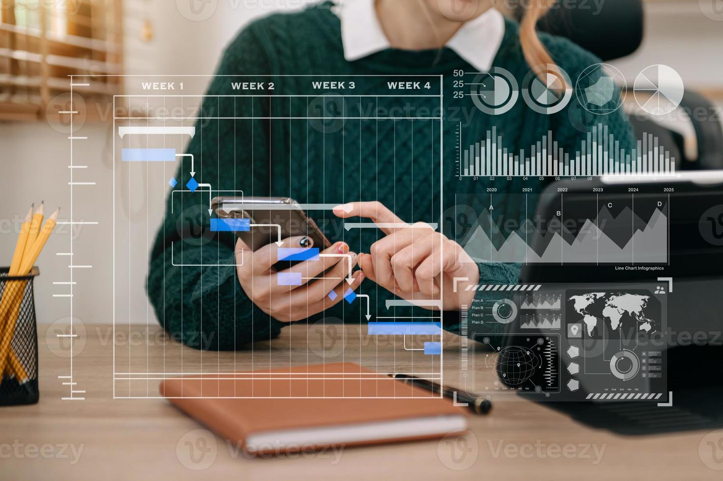 gerente de proyecto de mano de empresario trabajando y actualizando tareas y diagrama de diagrama virtual de programación de diagrama de gantt. con teléfono inteligente, tableta y computadora portátil en la oficina. foto