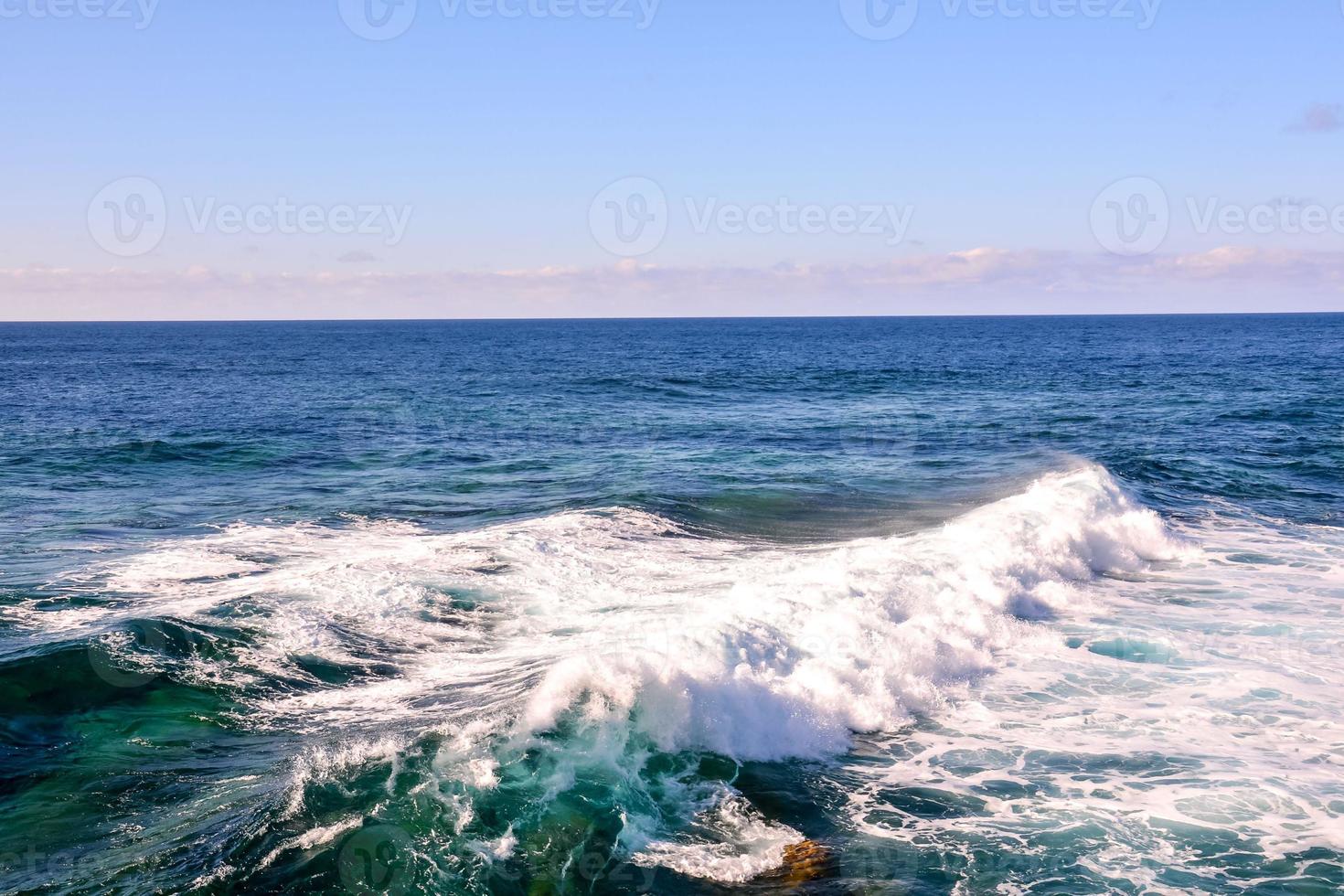 enormes olas del mar foto