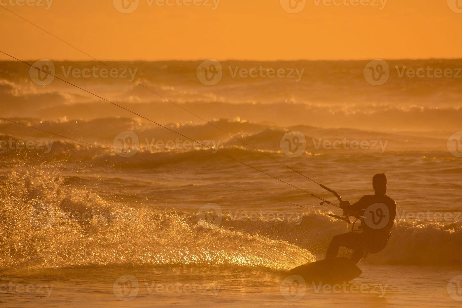 kitesurfista no identificado en las islas canarias, alrededor de julio de 2022 foto