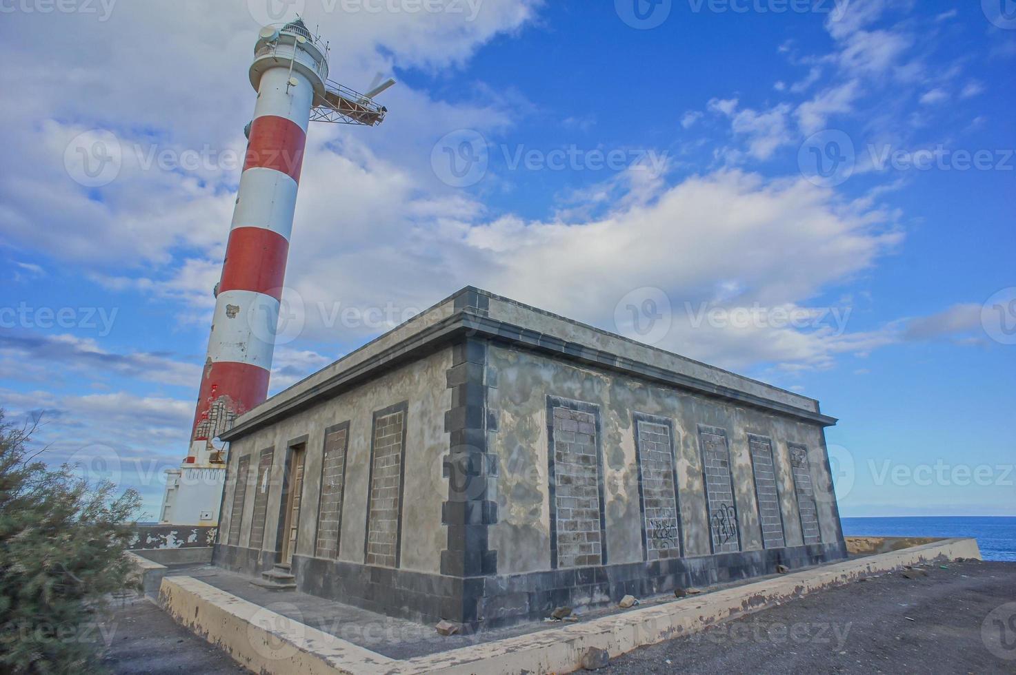 Lighthouse at daytime photo