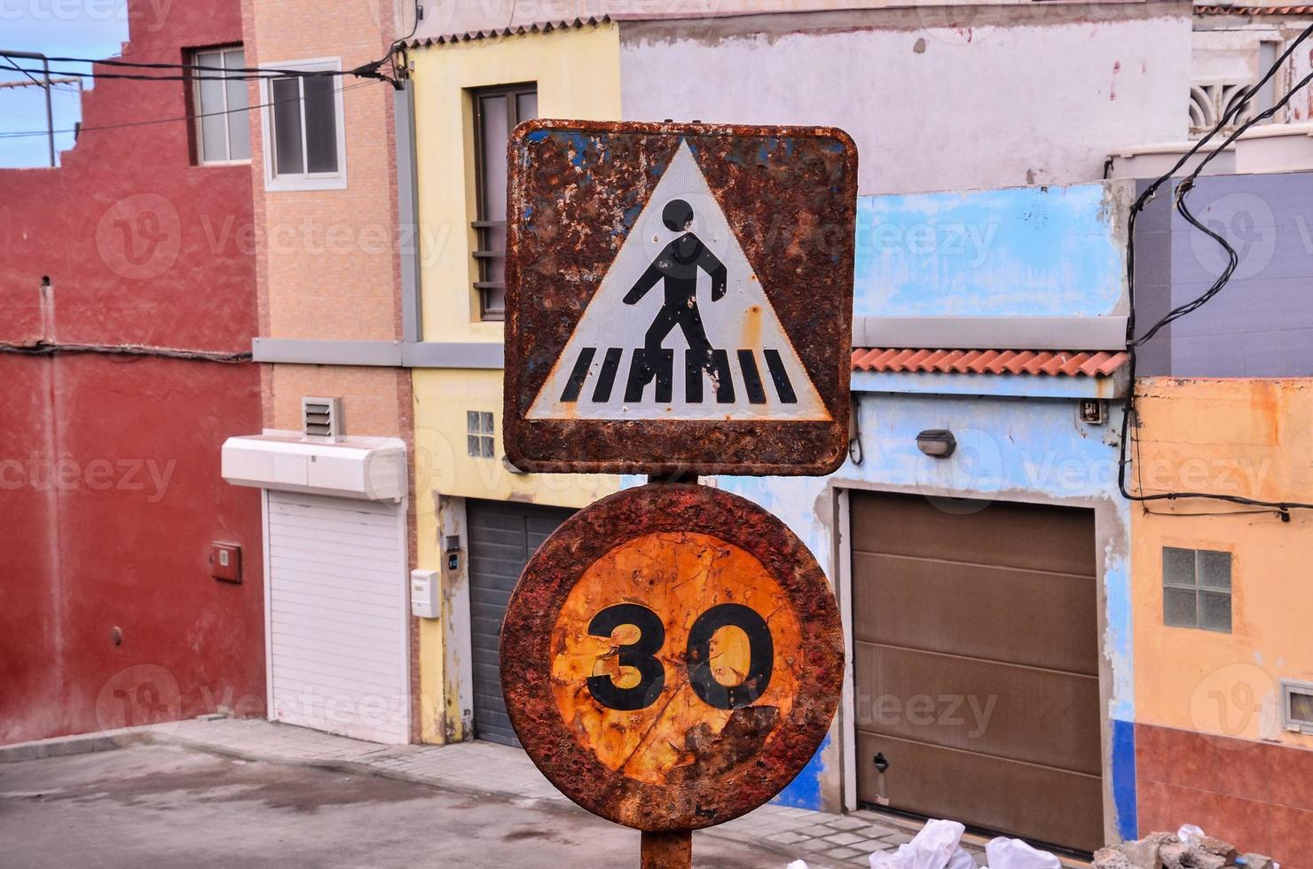 señales de tráfico corroídas en la calle foto