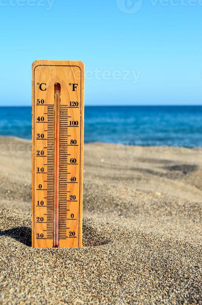 termómetro en la playa de arena foto