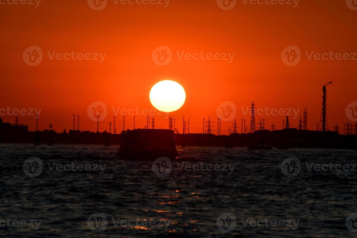 puesta de sol sobre venecia, italia foto