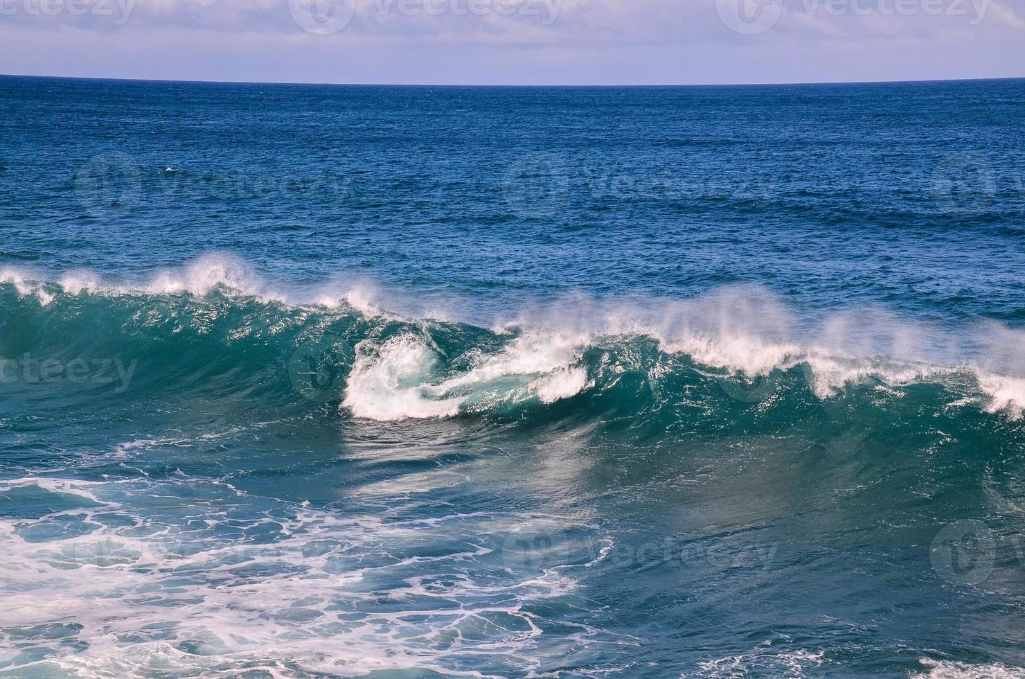 enormes olas del mar foto