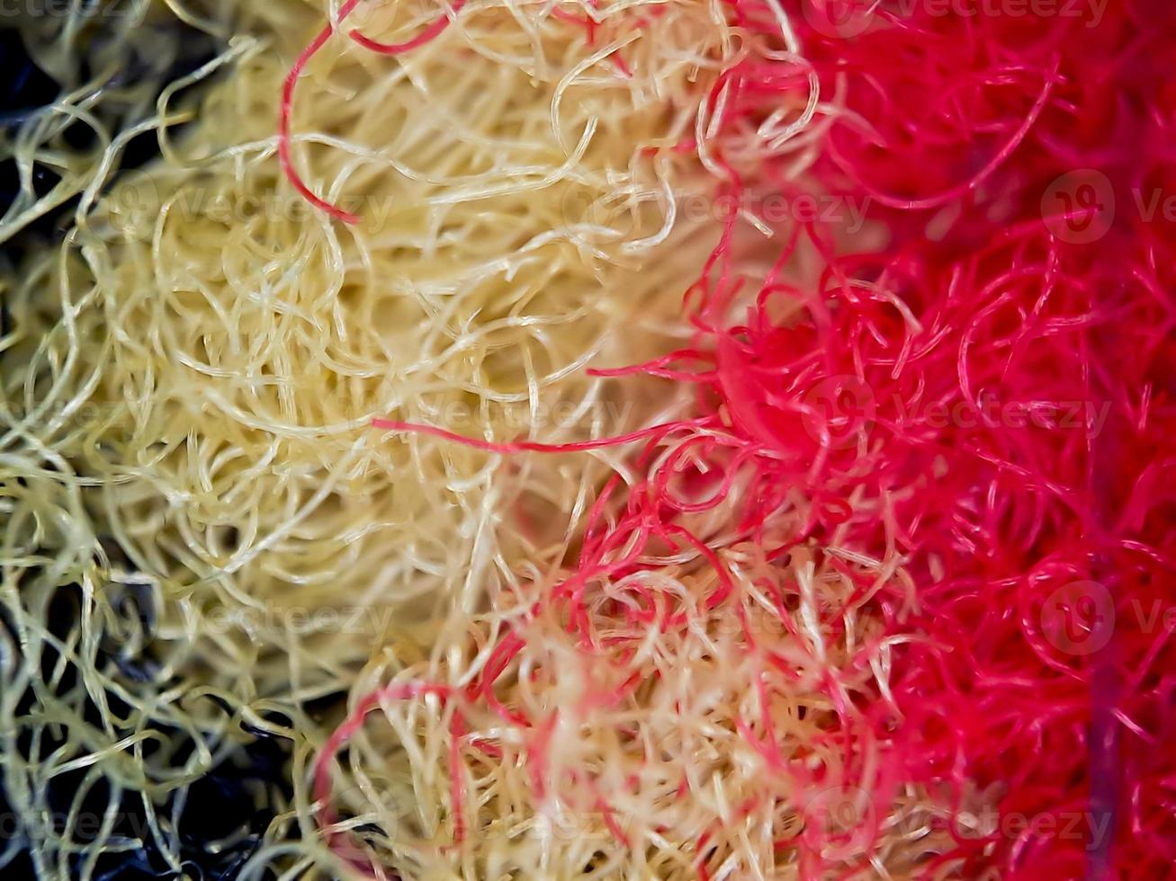 textura macro de tela de alfombra roja y dorada, adecuada para fondo de papel tapiz. foto