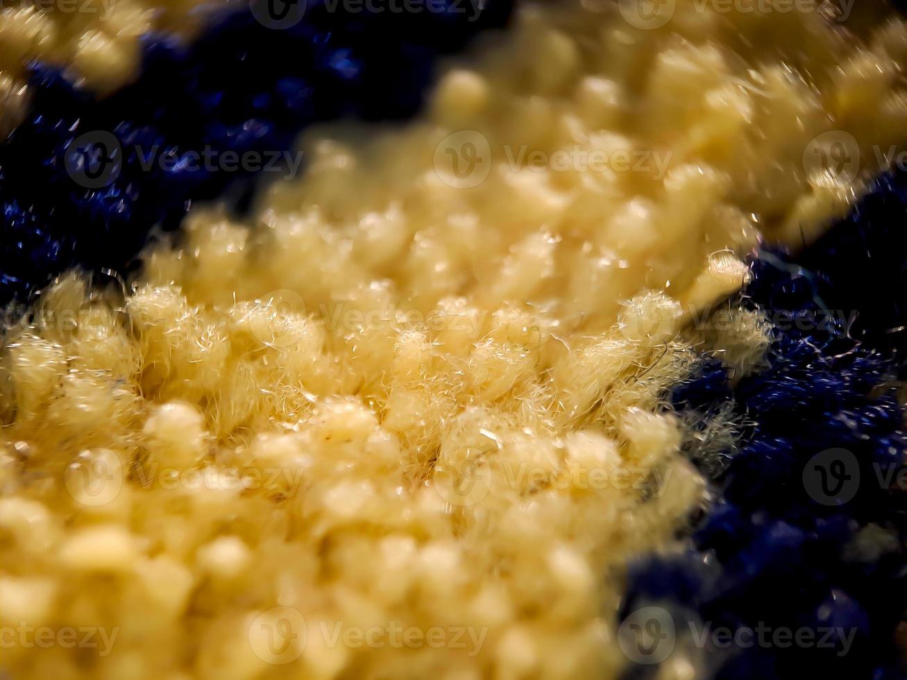 la textura de la alfombra de oración en azul oscuro y dorado. adecuado para fondo de pantalla. foto