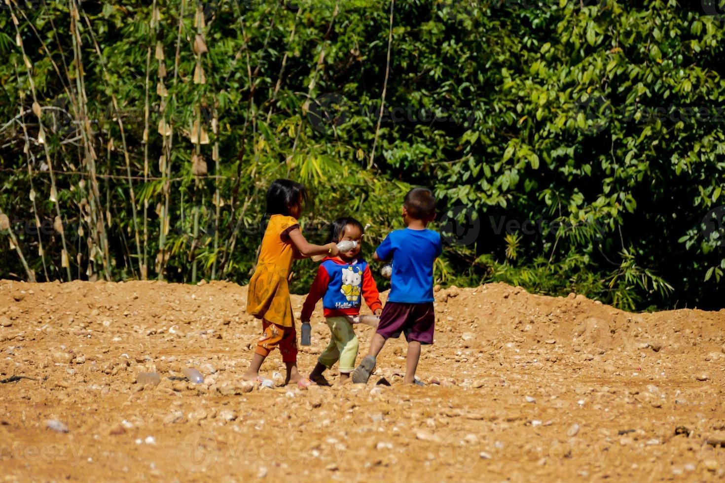 niños jugando foto