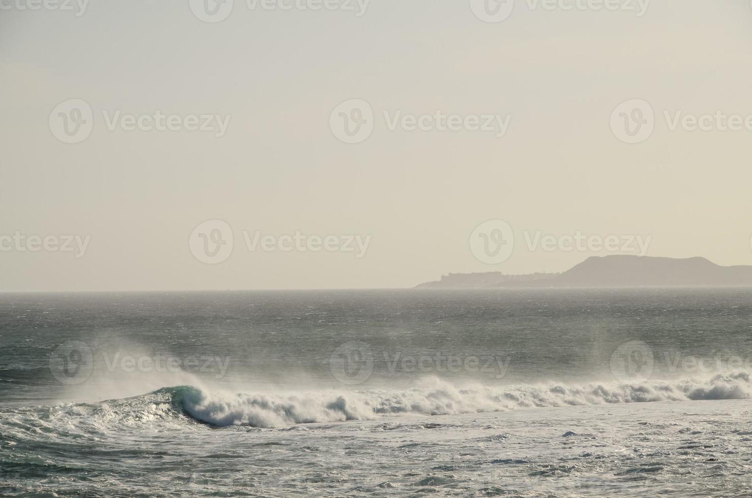 enormes olas del mar foto