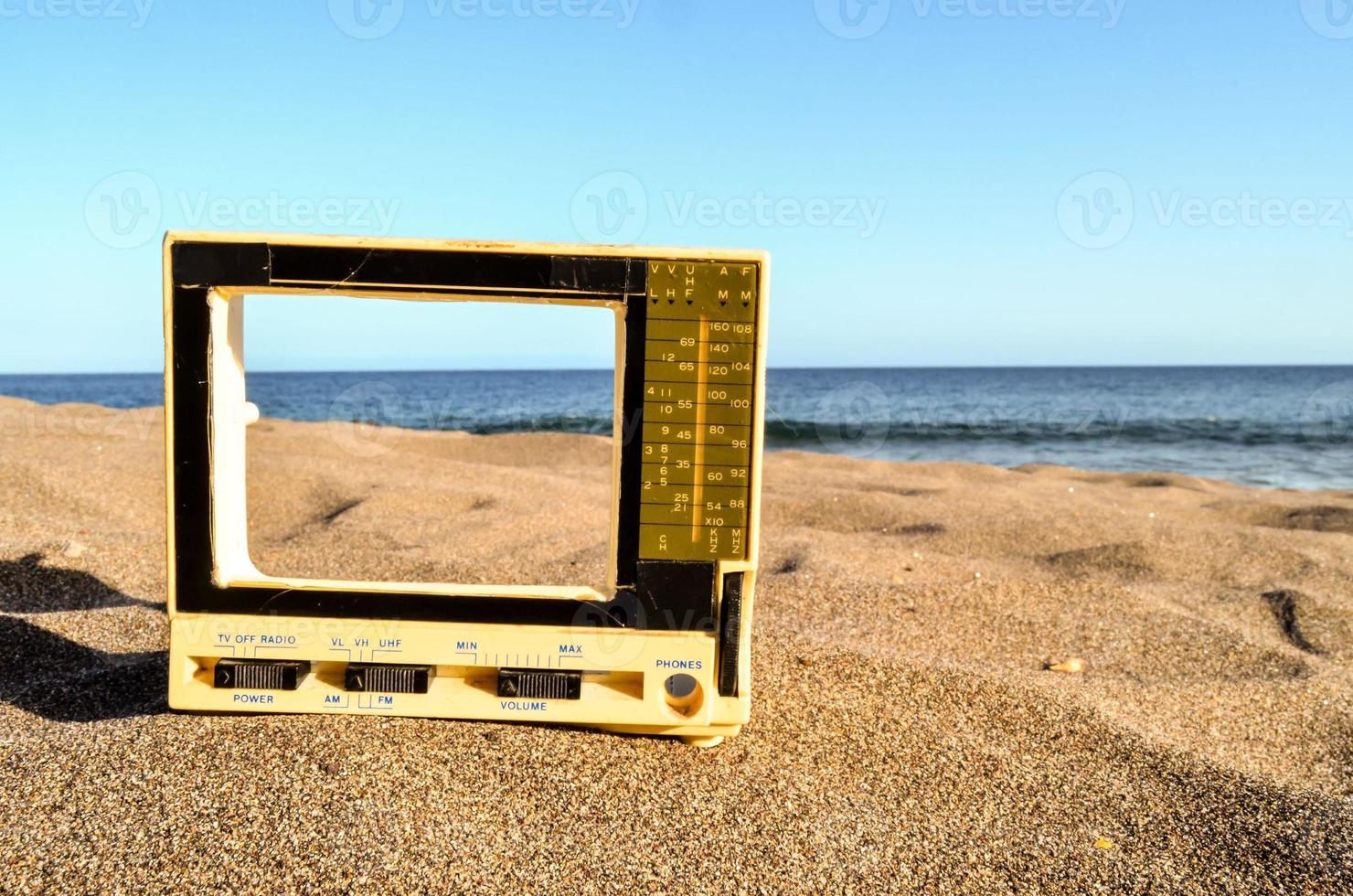 televisor antiguo en la playa foto