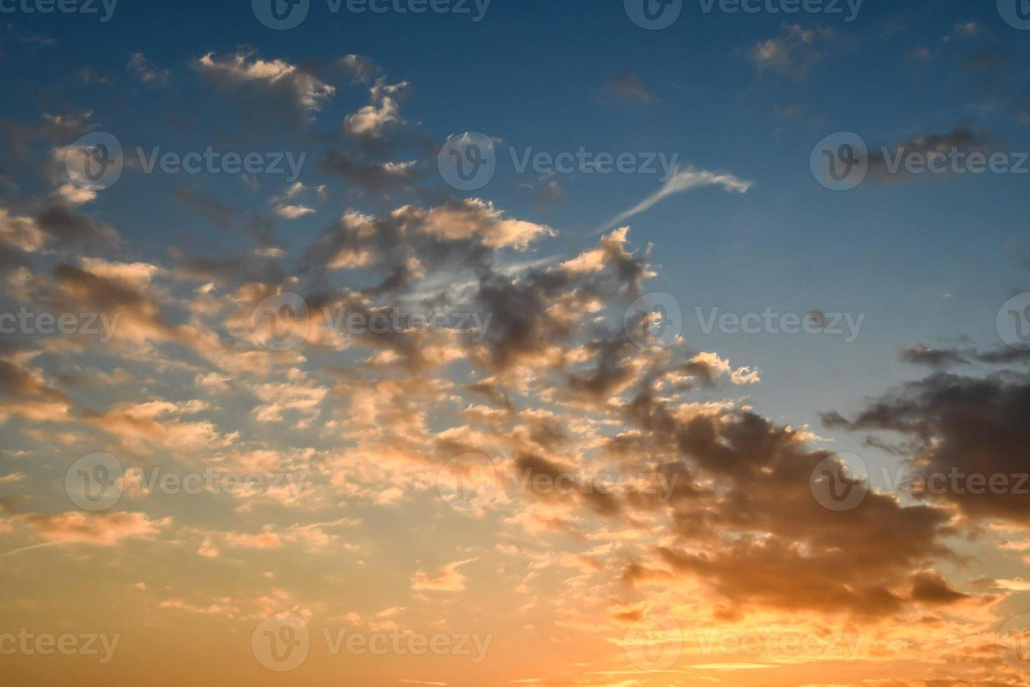 nubes y puesta de sol foto