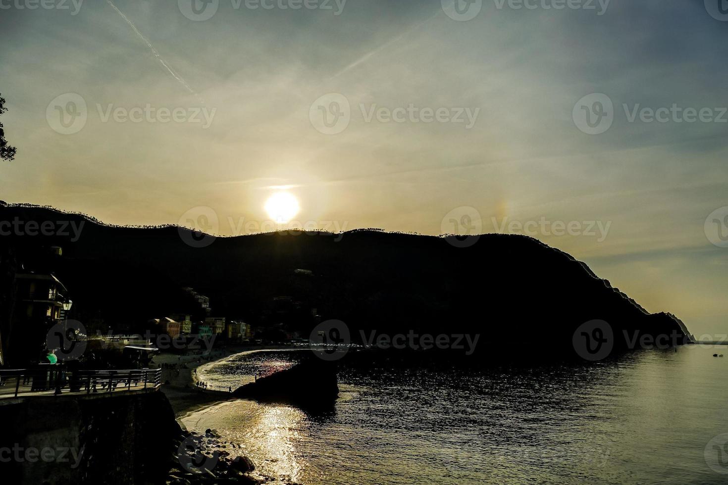 puesta de sol vista al mar foto