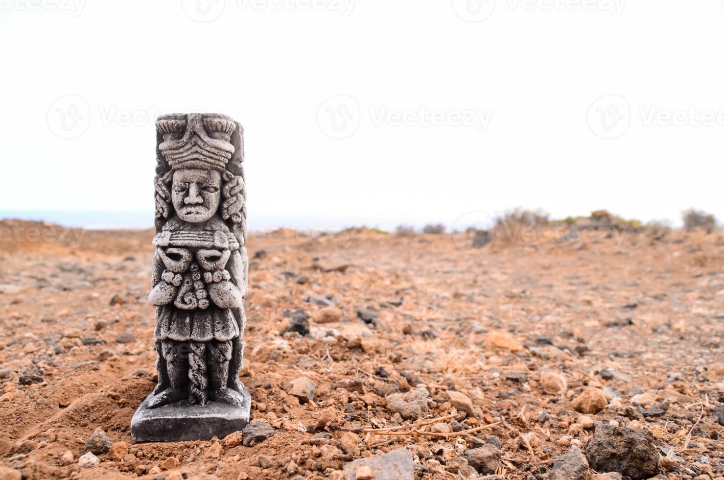 estatuilla precolombina en el desierto foto