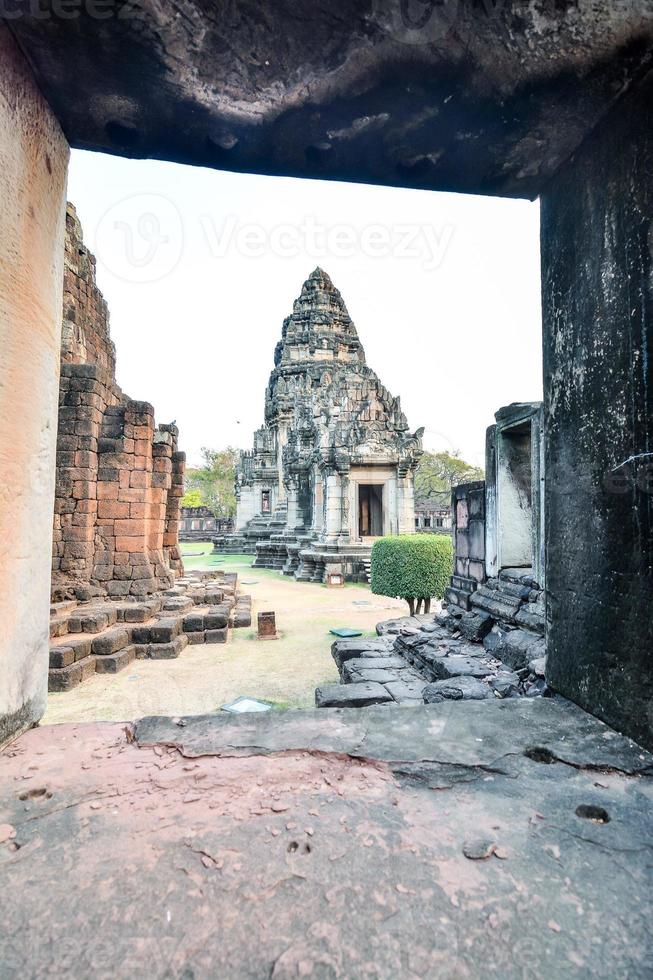 antiguo templo budista en el este de asia foto