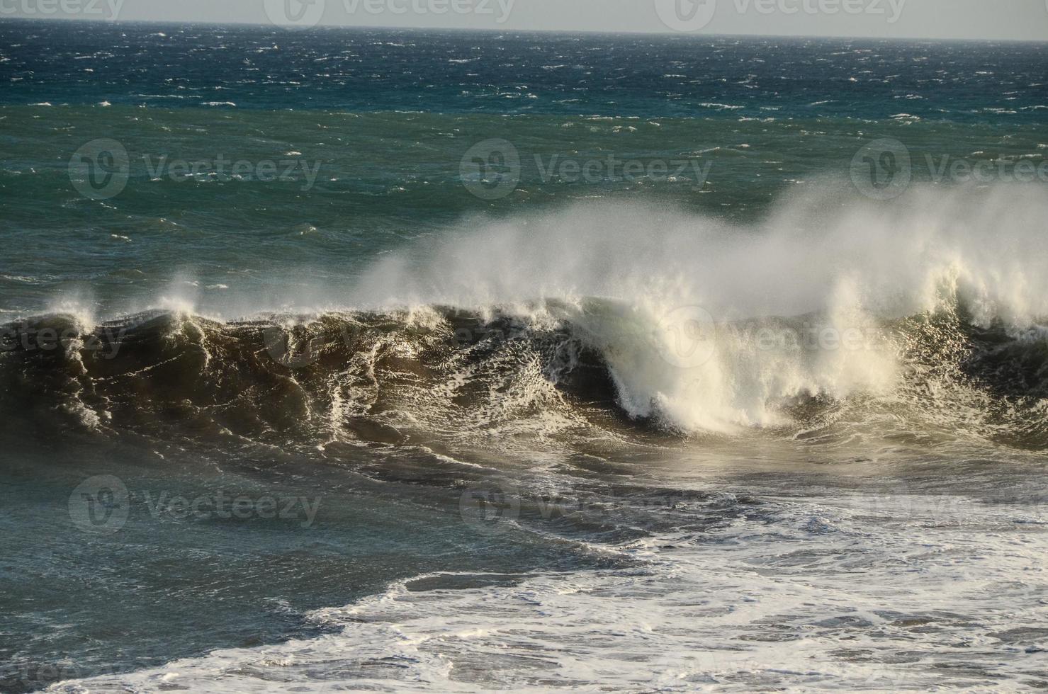 enormes olas del mar foto