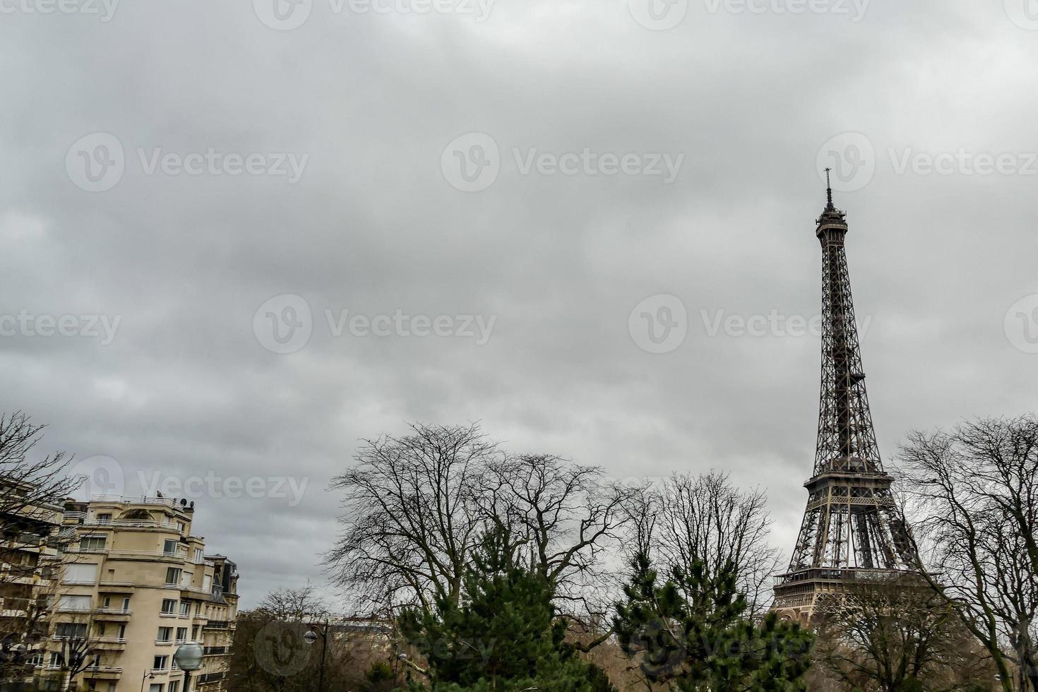 torre eiffel y cielo nublado foto