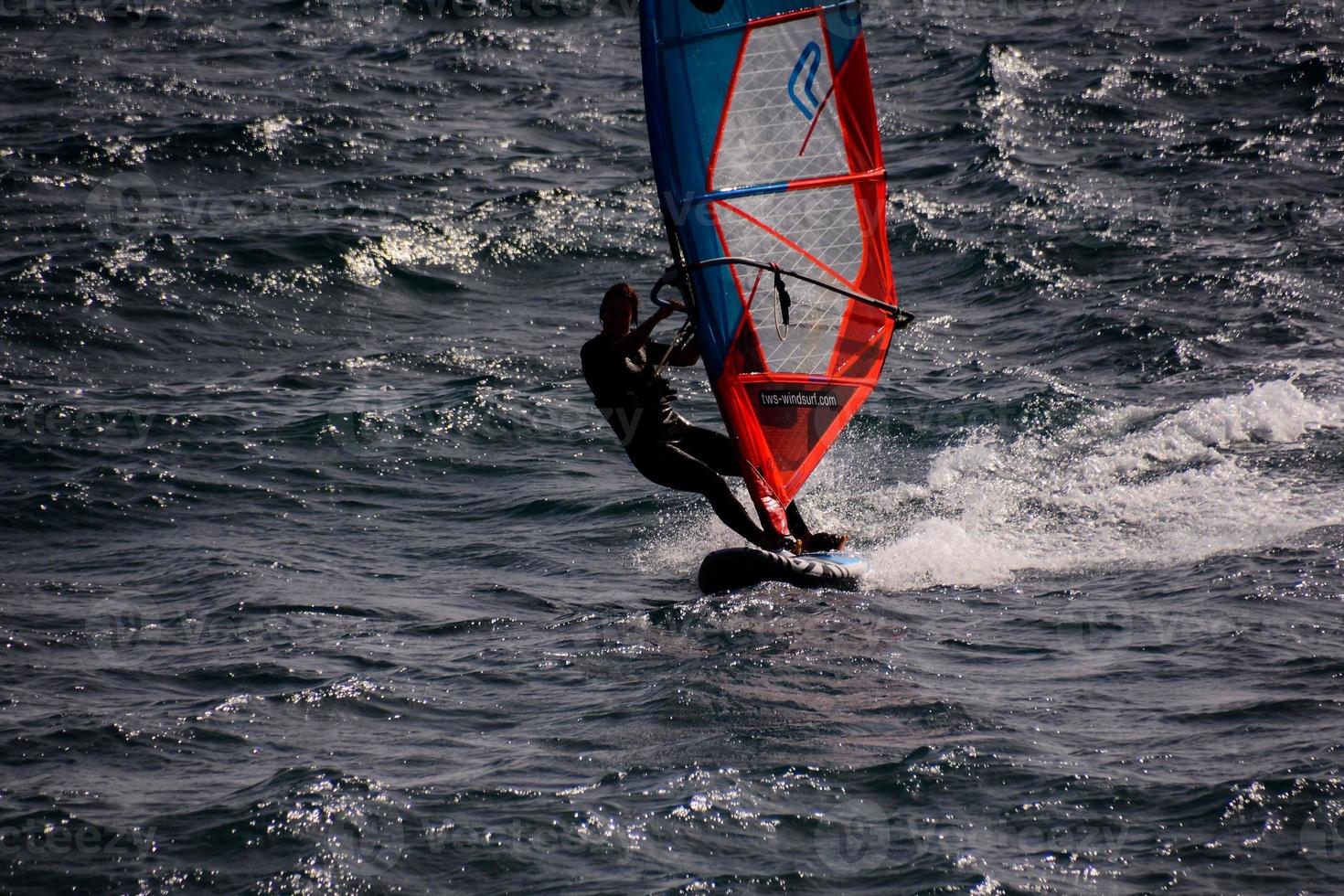 windsurfista en el agua foto