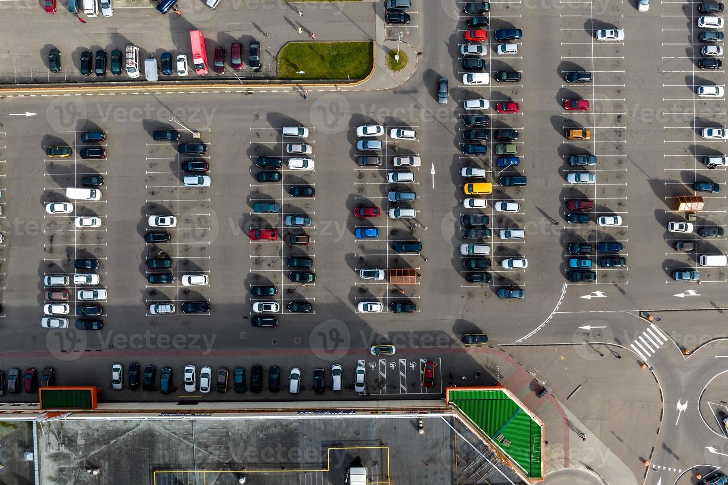 vista aérea de un gran estacionamiento al aire libre para automóviles para residentes del área foto