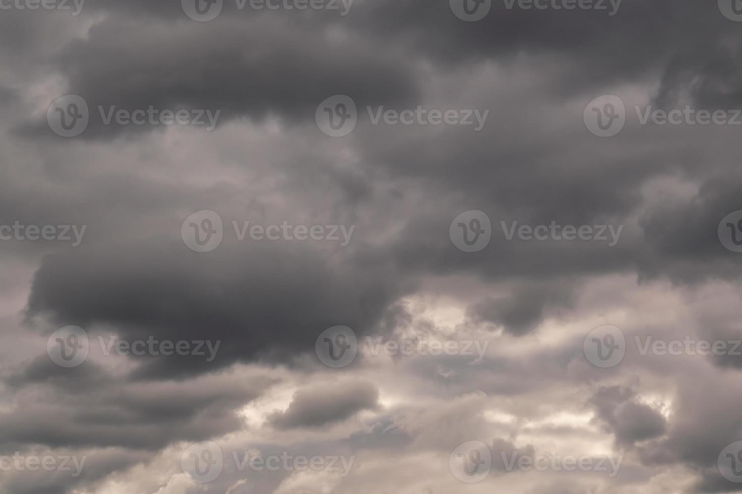 panorama de fondo de cielo negro con nubes de tormenta. frente de trueno foto