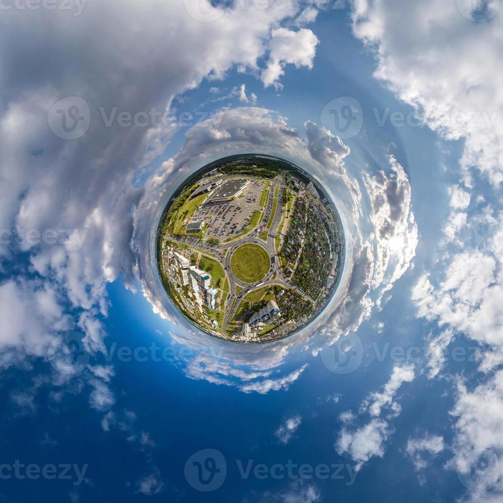 pequeño planeta en el cielo con nubes que dominan el casco antiguo, el desarrollo urbano, los edificios históricos y los cruces. transformación del panorama esférico 360 en vista aérea abstracta. foto