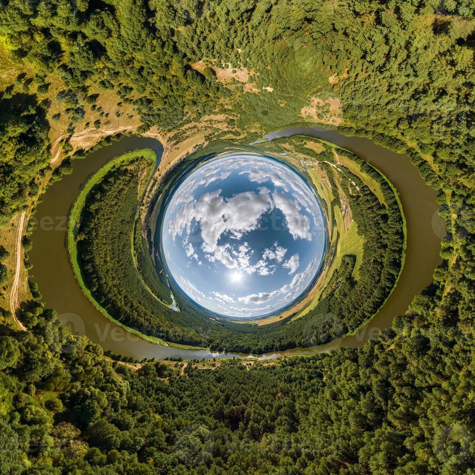 esfera azul pequeño planeta dentro de hierba verde fondo de marco redondo. foto