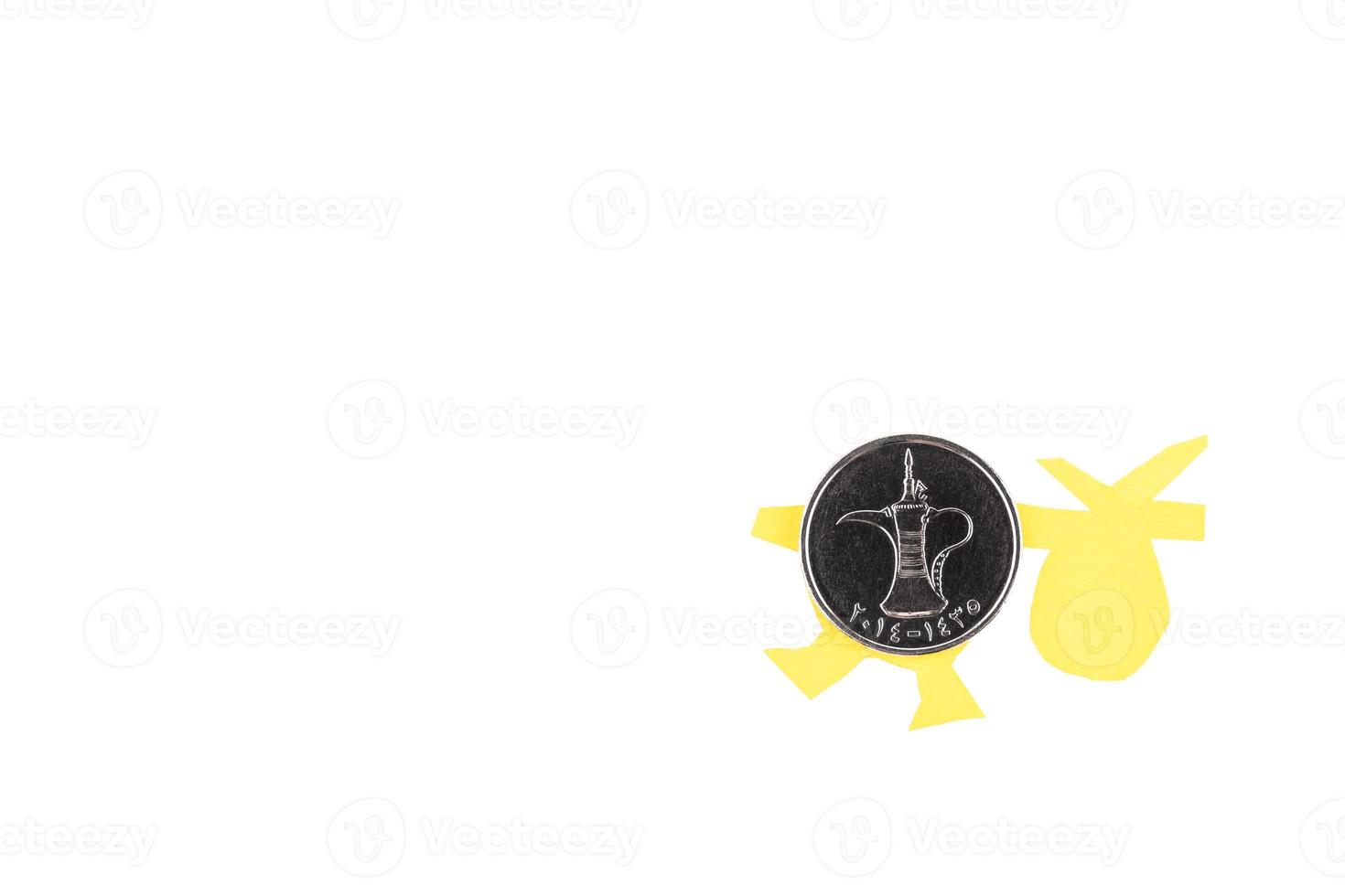 una moneda de dirham, emiratos árabes unidos con una bolsa de regalos. fondo blanco aislado. foto