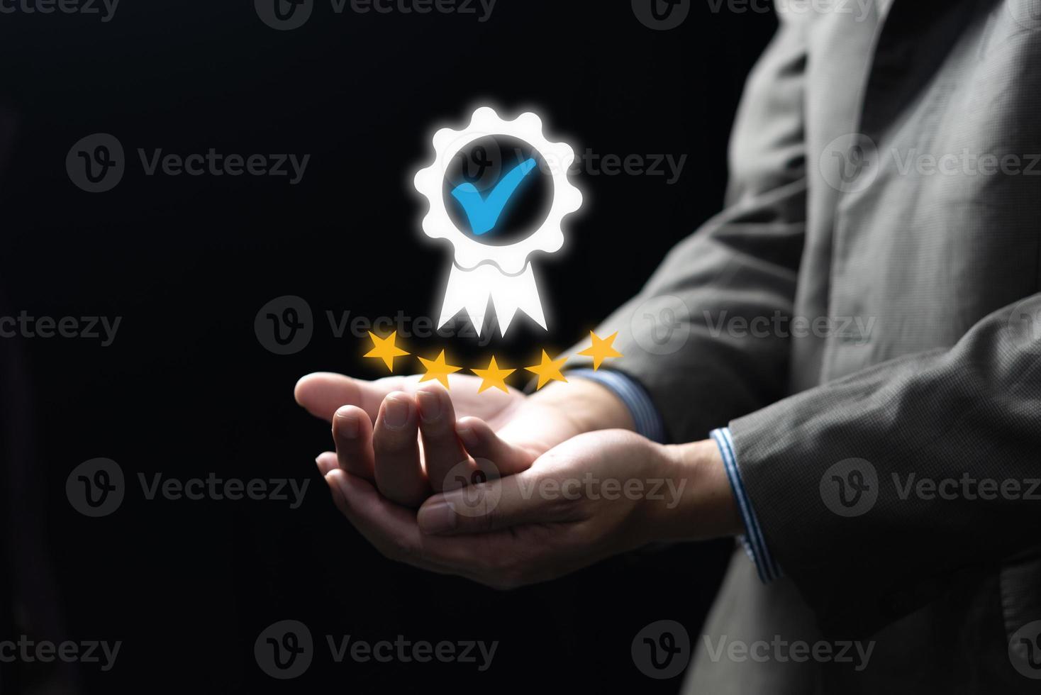 la mano muestra el signo de la mejor garantía de calidad de servicio de 5 estrellas, garantía, estándares, certificación iso y concepto de revisión de estandarización. foto