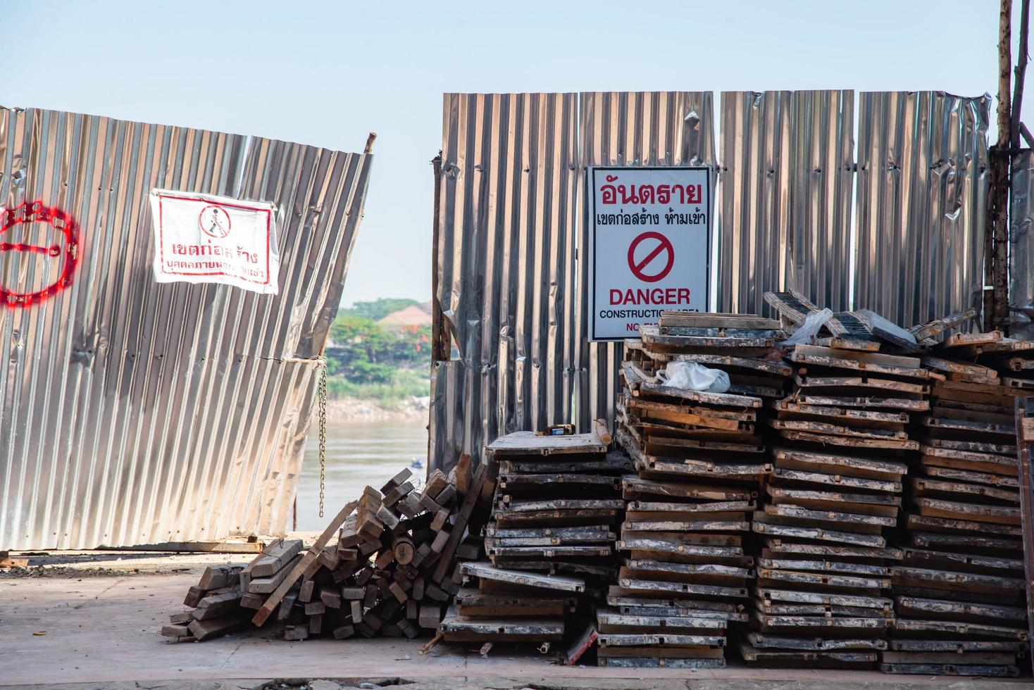 sitio de construcción con barra de acero y suelo de hormigón foto